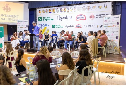 La Primera en la Frente 2025” en el casal de la Falla Gayano Lluch: una jornada de germanor y cultura fallera.